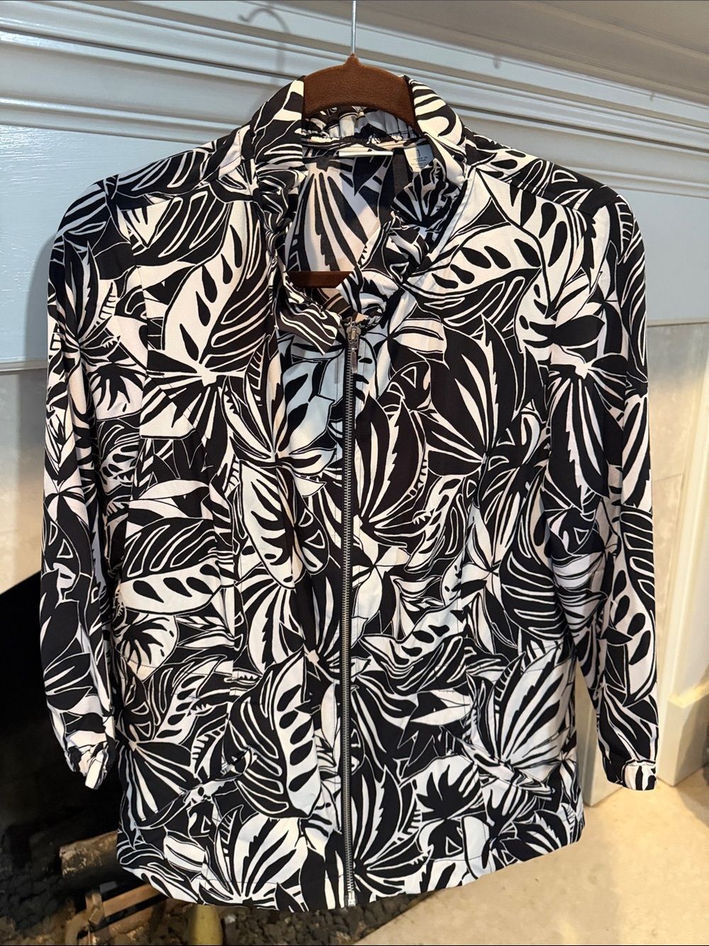 Zenergy by Chico's Black & White Leaf-Print Lightweight Zip Jacket size medium
